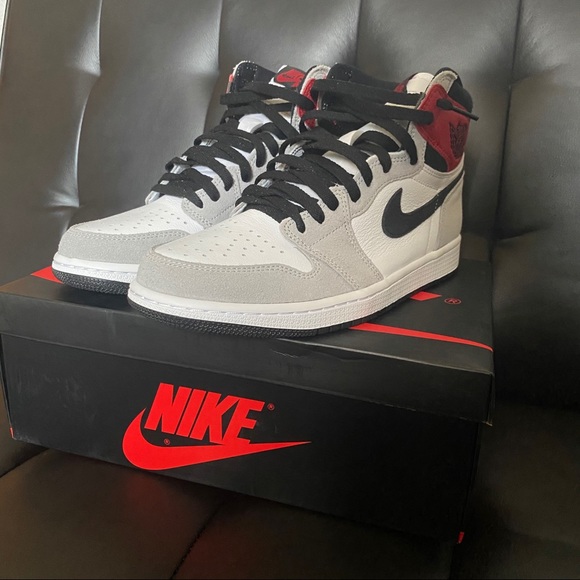 Air Jordan’s Mens 1 Retro High OG Light Smoke Grey - Picture 3 of 6